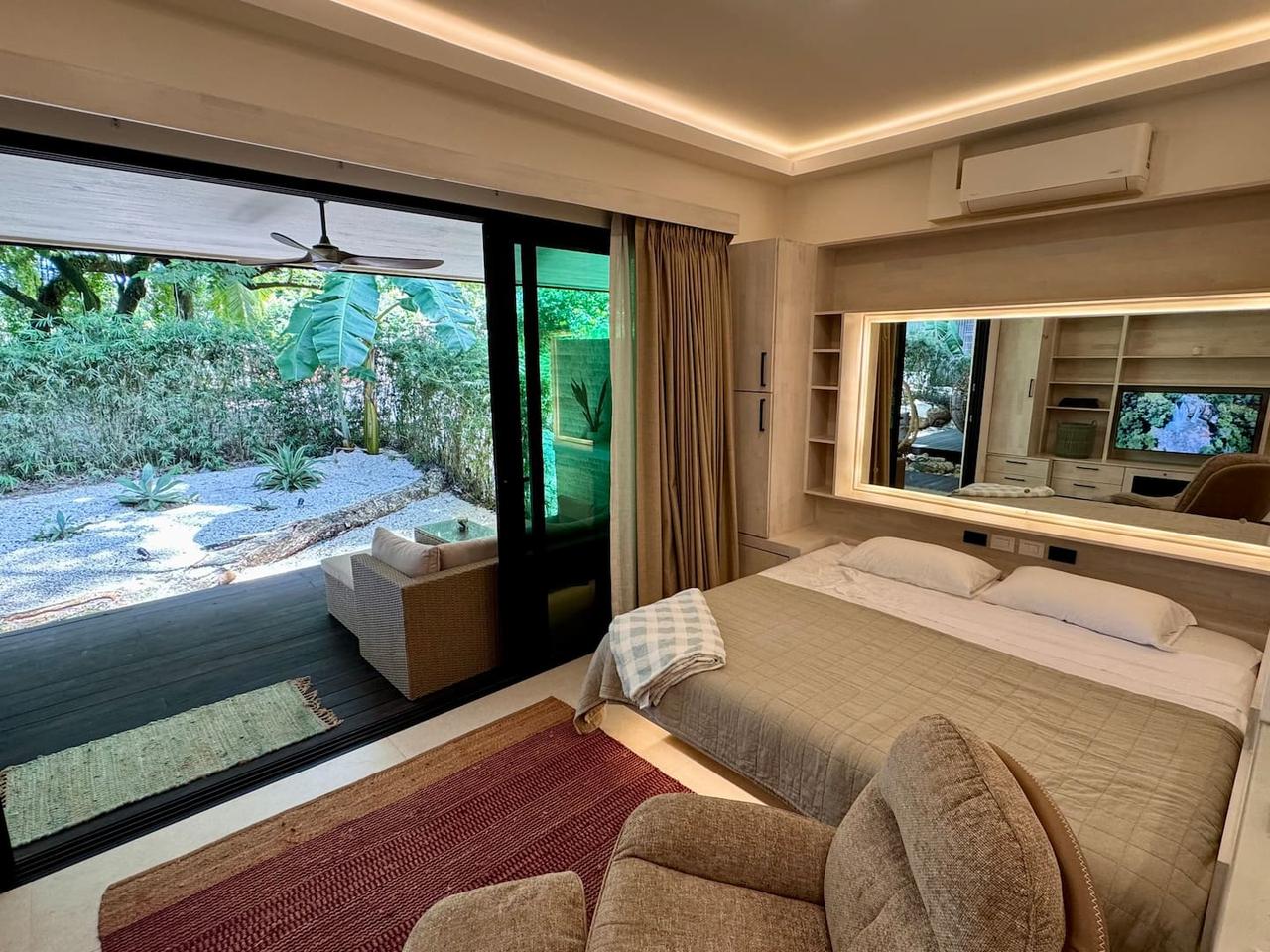 Bedroom opening onto a private jungle deck